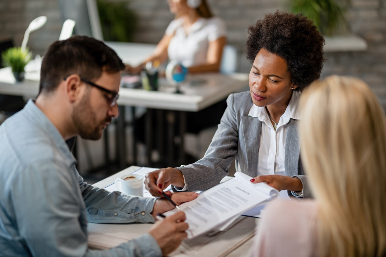 Réunion de travail avec documents au bureau.