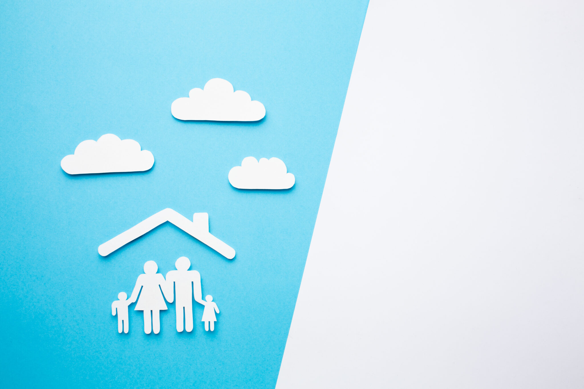 Famille sous un toit, nuages bleu ciel.
